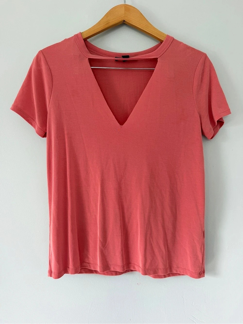 Forever 21 V-Neck Short Sleeve Tee in Pink Size Medium